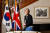 안젤라 맥클린 영국 최고 과학 고문. 지난 6일 주한 영국대사관에서 진행된 인터뷰에 앞서 양국 국기 앞에서 포즈를 취했다. 김종호 기자 