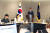 백종욱 국가정보원 3차장(오른쪽)이 10일 국가사이버안보협력센터에서 선관위 사이버 보안점검 결과를 브리핑하고 있다. [사진 국정원]