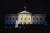 지난 9일(현지시간) 미국 워싱턴 DC에 있는 백악관이 이스라엘과 미국의 연대를 강조하기 위해 이스라엘 국기 색인 파란색과 흰색의 불빛을 밝히고 있다. AP=연합뉴스