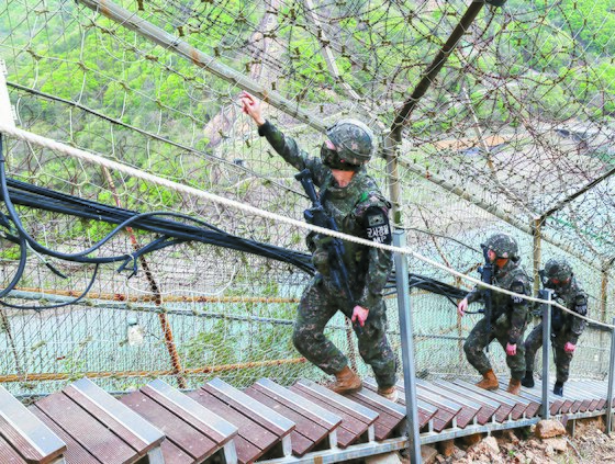 육군 7사단 GOP 장병들이 지난 4월 철책을 따라 이동하며 정밀점검을 하고 있다. 사진 육군
