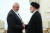 하마스의 정치지도자인 이스마일 하니예(왼쪽)가 지난 6월 20일 이란 테헤란에서 에브라힘 라이시 이란 대통령을 만나 대화하고 있다. AFP=연합뉴스