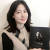 배우 이영애씨가 2016년 11월 15일, 코바나콘텐츠가 기획한 '르 코르뷔지에전' 전시 도록을 들고있는 모습. 사진은 김건희 여사의 개인 인스타그램에 올라왔다. 사진 인스타그램 캡처.