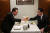 윤석열 대통령과 기시다 후미오 일본 총리가 지난 3월 16일 오후 도쿄 긴자의 오므라이스 노포에서 친교의 시간을 함께하며 생맥주로 건배하고 있다. 사진 대통령실