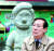 정운경 화백이 2002년 퇴임을 앞두고 부천역 앞 자유시장 입구에 있는 왈순아지매 동상앞에서 사진 촬영에 응하고 있는 모습. 중앙포토