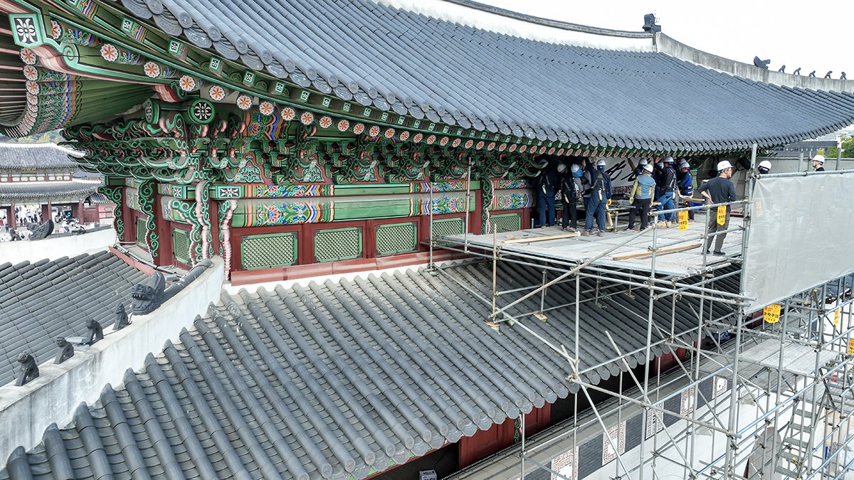 광화문에서 관계자들이 흰색 바탕에 검은색 글자로 된 광화문 현판을 철거하고 있다. 연합뉴스