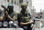 팔레스타인 무장 단체 하마스 대원이 무기를 들고 트럭에 오른 채 지난 2007년 가자 지구 인근을 도는 모습. AP. 연합뉴스.