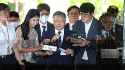 박영수 첫 재판…검찰 “200억·50억 따로 수수 약속”