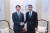 안덕근 산업통상자원부 통상교섭본부장(왼쪽)이 지난 8월 인도 자이푸르 램바 팰리스호텔에서 타니 빈 아흐메드 알 제유디 UAE 경제부 대외무역 특임장관과 만나 기념 촬영하고 있다. 뉴스1