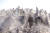 강진으로 무너진 아프가니스탄 서부 헤라트주의 건물에서 지난 11일(현지시간) 자원봉사자들이 맨손으로 잔해를 치우고 있다. AP=연합뉴스