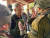 베냐민 네타냐후 이스라엘 총리가 14일 가자지구와 인접한 지역의 키부츠(집단농장)과 군부대를 방문해 군인들과 대화를 나누고 있다. 사진 네타냐후 X 캡처