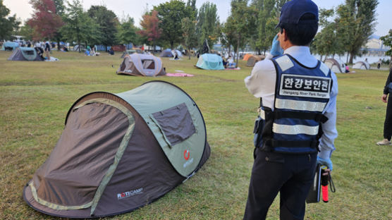 "키스도 못 하나" "10대 남녀 꿈틀꿈틀"…한강 밀실텐트 논란 