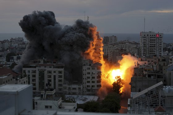 팔레스타인 무장 정파 하마스가 지난 7일(현지시간) 로켓 7000발을 쏘고 육·해·공 전투원을 투입해 이스라엘을 기습 공격했다. 이스라엘군은 즉각 보복공격을 결행해 가자지구 하마스 관련 시설을 공습했다. 사진은 이스라엘군 폭격으로 가자시티 고층건물이 화염에 휩싸인 모습. AP=연합뉴스