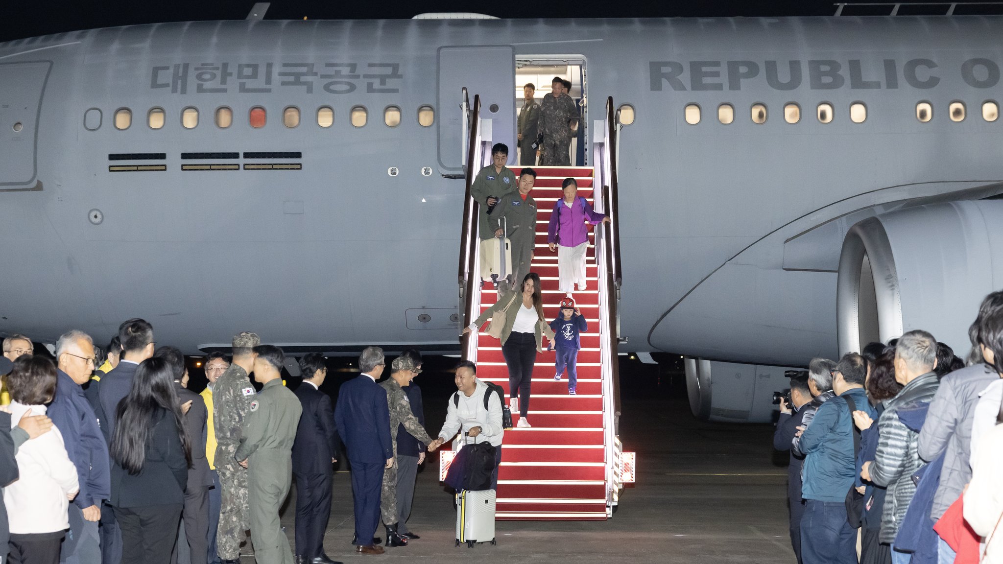  하마스와 이스라엘 간 전쟁으로 현지에서 고립된 우리 국민의 안전을 위해 정부가 이스라엘로 급파한 군 수송기(KC330)가 14일 오후 성남 서울공항으로 무사히 착륙했다. 전민규 기자