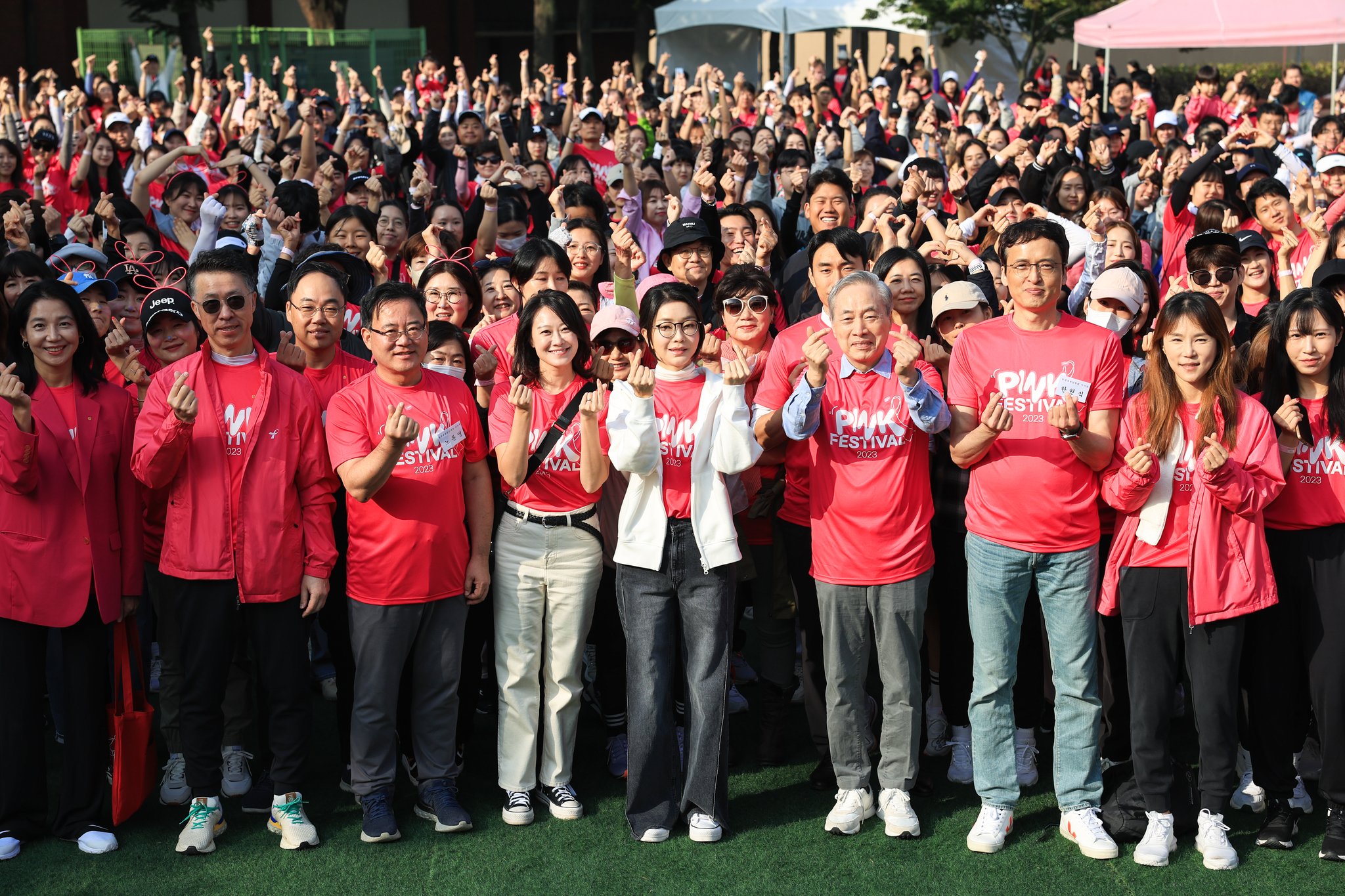  김건희 여사가 참석자들과 함께 기념 촬영을 하고 있다. 사진 대통령실