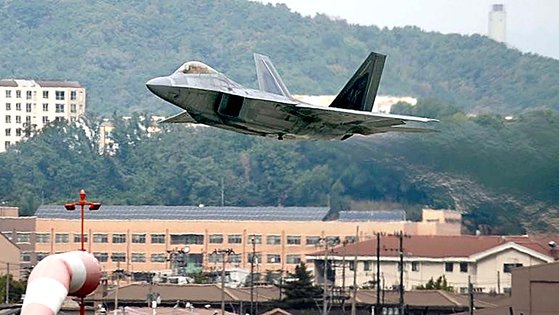 지난 2017년 경기 성남 서울공항에서 열린 '서울 ADEX 2017'에서 미국의 스텔스 전투기인 F-22 랩터가 공중기동을 선보이고 있다. 연합뉴스