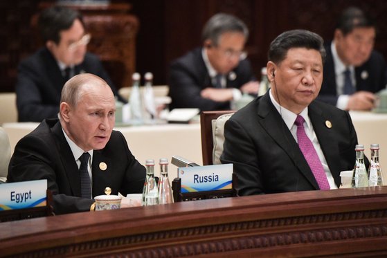 지난 2019년 4월 베이징 근교 옌치후에서 열린 일대일로 정상 원탁토론에서 블라디미르 푸틴 러시아 대통령(왼쪽)이 발언하고 있다. 오른쪽은 시진핑 중국 국가주석. 타스=연합뉴스