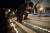 11일 프랑스 동부 스트라스부르에서 유대교 회당 밖에서 촛불을 밝히는 유대인 공동체 회원. AP=연합뉴스