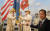장광현 한국-유엔사 친선협회 사무총장이 용산 전쟁기념관 3층 '유엔실'을 둘러보고 있다. 배경 그림은 1950년 7월 당시 맥아더 유엔군 사령관이 유엔기를 전달 받는 장면을 표현한 것이다. 장세정 기자 