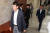 국민의힘 김웅 의원과 안철수 의원이 15일 국회에서 열린 의원총회에 참석하고 있다. 연합뉴스
