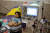 이스라엘-팔레스타인 분쟁이 진행 중인 15일(현지시간) 가자 지구 남부 칸 유니스에 있는 나세르 병원에서 팔레스타인 신장 환자가 병원 침대에 누워 있다. 이날 보건 당국은 투석 장치를 작동할 연료가 부족하다고 밝혔다. 로이터=연합뉴스