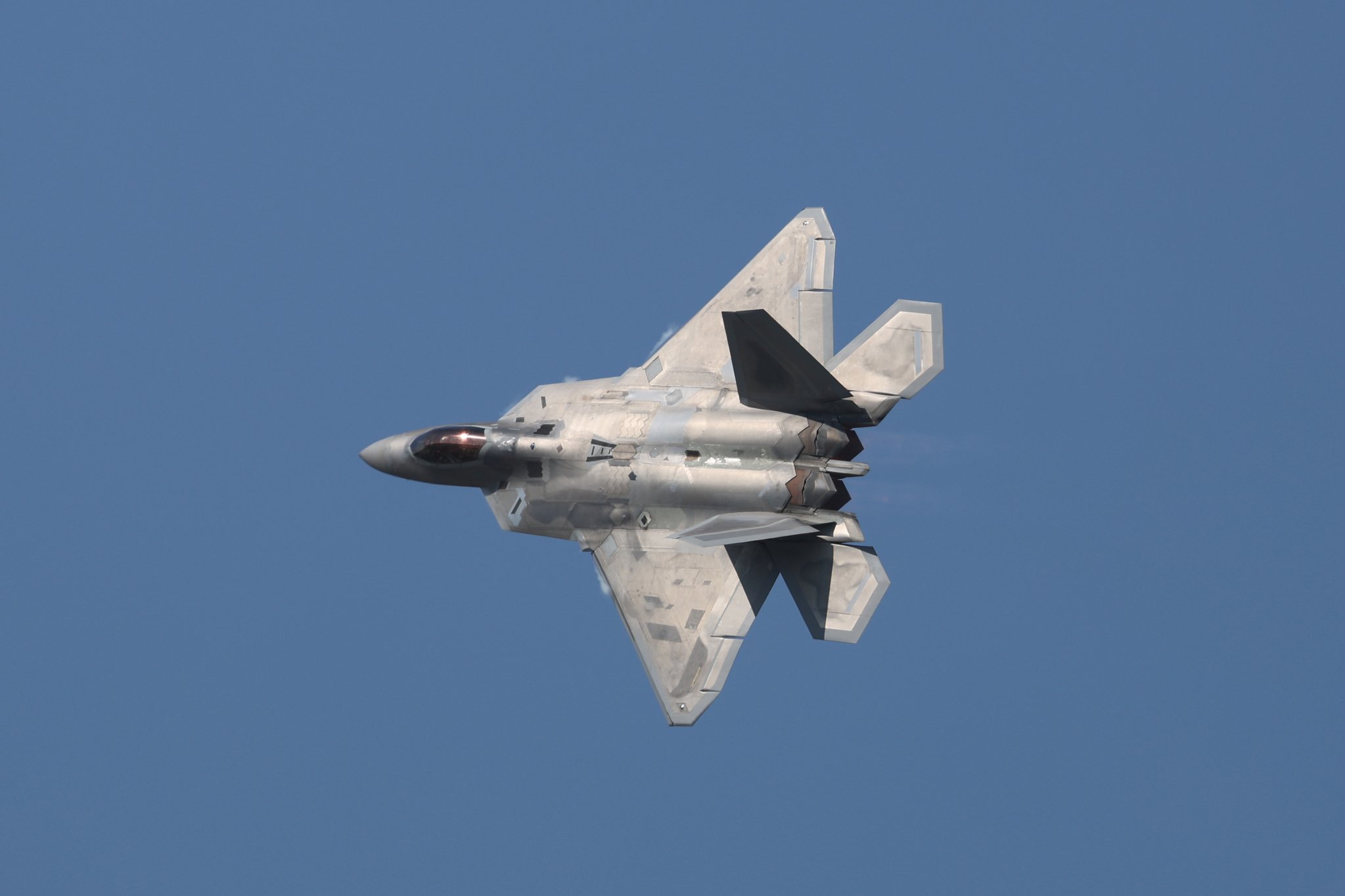 '서울 ADEX 2023' 프레스데이에서 미군 F-22가 시범비행을 선보이고 있다. 연합뉴스