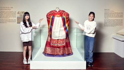 [소년중앙] 붉은 비단에 행복 기원 자수·금박…조선의 웨딩드레스 '활옷' 