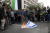 13일(현지시간) 이란 수도 테헤란에서 친(親) 팔레스타인 집회 참가자가 이스라엘 국기를 불태우고 있다. AP=연합뉴스