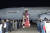 정부가 이스라엘로 급파한 공군 KC-330 시그너스를 타고 지난 14일 성남 서울공항에 도착한 시민들이 수송기에서 내리고 있다. 전민규 기자