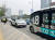 중국 베이징 교외의 이좡 경제개발구의 대형 쇼핑몰 앞에 위라이드(WeRide)가 운행하는 로보버스와 로보택시가 승객을 기다리고 있다. 베이징=신경진 특파원