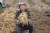 지난 16일 강원 홍천에서 8년 경력 장동훈 농부가 수확한 인삼을 들고 활짝 웃고 있다. 사진 KGC인삼공사