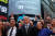 지난해 10월 모빌아이의 나스닥 재상장을 축하하는 팻 겔싱어 인텔 CEO(사진 왼쪽)와 암논 샤슈아(가운데) 모빌아이 창업자 겸 CEO. 로이터=연합뉴스.