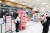 지난해 10월 27일 서울 중구 롯데마트 서울역점에서 고객들이 '롯키데이 벨리곰 소환 이벤트'에 참여하고 있다. 뉴스1