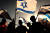 지난 3월 이스라엘 정부의 사법 개혁에 반대하는 반정부 집회에서 이스라엘 퇴역 군인들이 국기를 흔들고 있다. AFP=연합뉴스