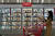 롯데마트 제타플렉스 서울역점에서 직원이 요리하다 제품들을 둘러 보고 있다. 사진 롯데쇼핑