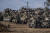 팔레스타인 무장 정파 하마스가 장악하고 있는 가자 지구를 상대로 한 지상전이 초읽기에 들어간 가운데 이스라엘 병력과 장비들이 지난 15일 가자 지구 인근 국경의 작전 대기 장소에 속속 집결하고 있다. [AP=연합뉴스]