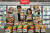 롯데마트 제타플렉스 서울역점에서 직원들이 요리하다 제품들을 홍보하고 있다. 사진 롯데쇼핑