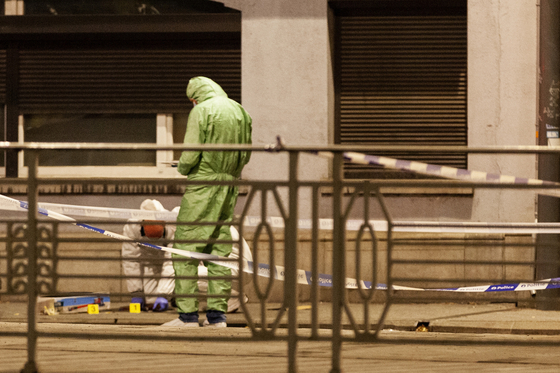 테러범의 총격 현장을 감식하는 벨기에 경찰. AFP=연합뉴스