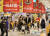 지난해 11월 20일 KBO프로야구 한국시리즈 SSG랜더스의 통합 우승을 기념하기 위해 열린 할인 행사 '쓱세일'이 서울 이마트 용산점에서 열리고 있다. 연합뉴스