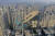 중국의 한 건물 위에 디폴트(채무불이행) 위기에 있는 부동산 개발업체 비구이위안의 로고가 세워져 있는 모습. AFP=연합뉴스