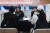 16일 서울 서대문구청에서 열린 2023 취업정보박람회를 찾은 구직자들이 상담을 받고 있다. 연합뉴스