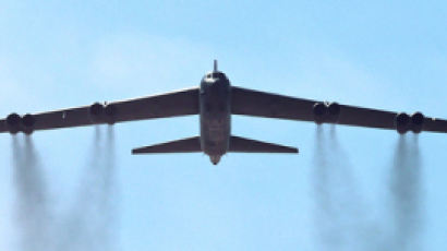 [사진] 수도권 상공 출격한 미군 B-52 … 처음으로 국내 기지 착륙도