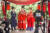지난 2020년 중국 저장성 항저우에서 한 부부가 중국 전통 결혼식을 라이브 스트리밍으로 중계하고 있다. 기사 내용과 관련 없음. AFP=연합뉴스