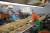 지난 16일 강원 홍천의 인삼밭에서 농부들이 6년근 인삼을 수확하고 있다(위 사진). 이곳에서 수확된 인삼은 원주에 있는 KGC인삼공사 공장(사진)으로 보내져 홍삼 제품으로 변신한다. 김민상 기자