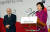 박근혜 당선인은 2013년 1월 24일 서울 삼청동 인수위 기자회견장에서 김 위원장(왼쪽)을 총리 후보자로 지명했다. 중앙포토