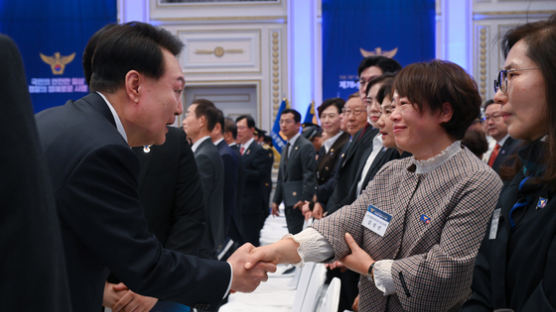 '반성' 말하고 행사서 270명 일일이 악수…확 달라진 尹