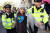 스웨덴 기후활동가 그레타 툰베리가 17일(현지시간) 영국 런던에서 열린 석유·가스 회사 임원들의 회의를 방해한 혐의로 경찰에 체포됐다. AFP=연합뉴스