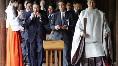 기시다 공물 봉납 이어…日의원들, 야스쿠니 신사 집단 참배