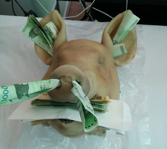 돼지머리에 5만원 꽂아도 '기부'…法, 농협 전 조합장에 벌금형