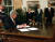 부통령 시절의 앨 고어(맨 오른쪽). 1997년 사진으로, 빌 클린턴 당시 대통령의 집무실이다. 재닛 옐렌 현 재무장관의 모습도 보인다. 왼쪽에서 두번째. AP=연합뉴스