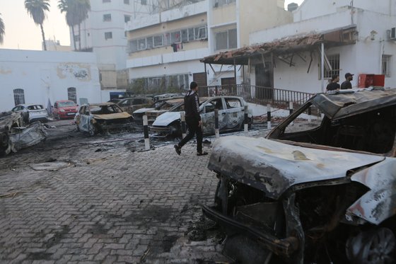 18일(현지시간) 전날 폭발로 폐허가 된 팔레스타인 가자지구 알아흘리 병원 인근 모습. 신화=연합뉴스